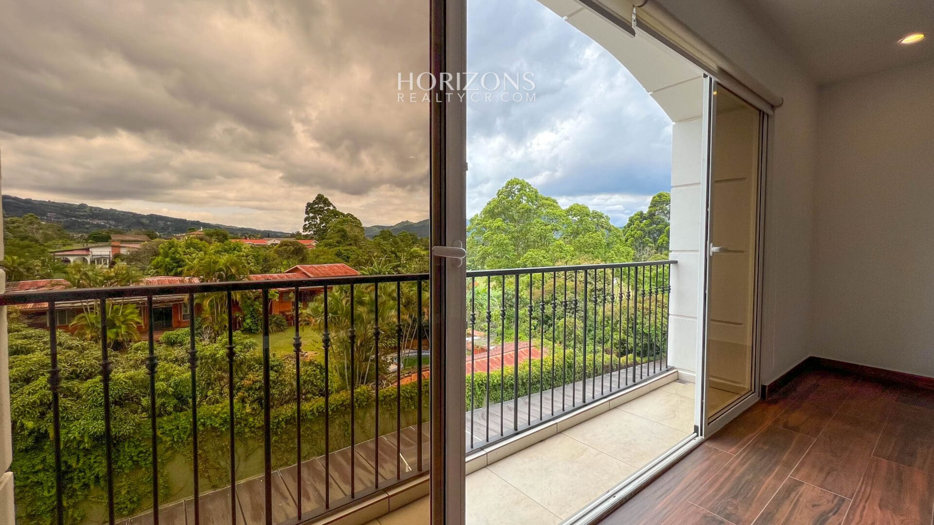 Se Vende Apartamento en Condominio Monte Real Guayabos Curridabat 2 Habitaciones 2 Baños 2 Estacionamientos nja1129