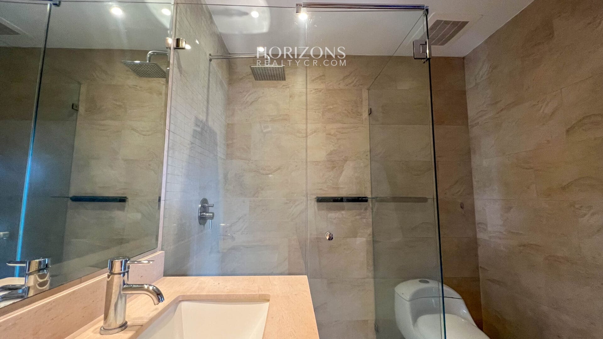 Se Vende Apartamento en Condominio Monte Real Guayabos Curridabat 2 Habitaciones 2 Baños 2 Estacionamientos nja1129