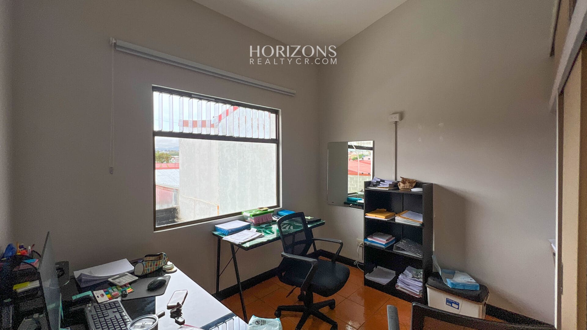 Se Vende Casa Independiente en Urb. Monserrat de 4 Habitaciones más Oficina / nja1135