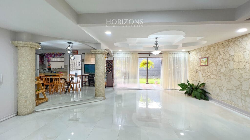 Se Vende Casa Independiente en Urb. Monserrat de 4 Habitaciones más Oficina / nja1135