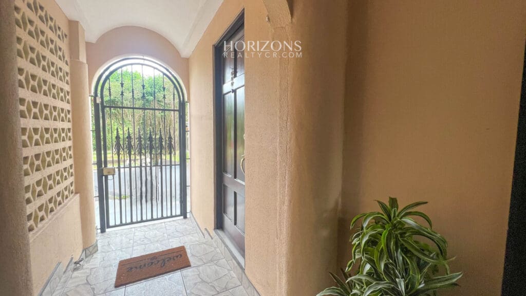 Se Vende Casa Independiente en Urb. Monserrat de 4 Habitaciones más Oficina / nja1135