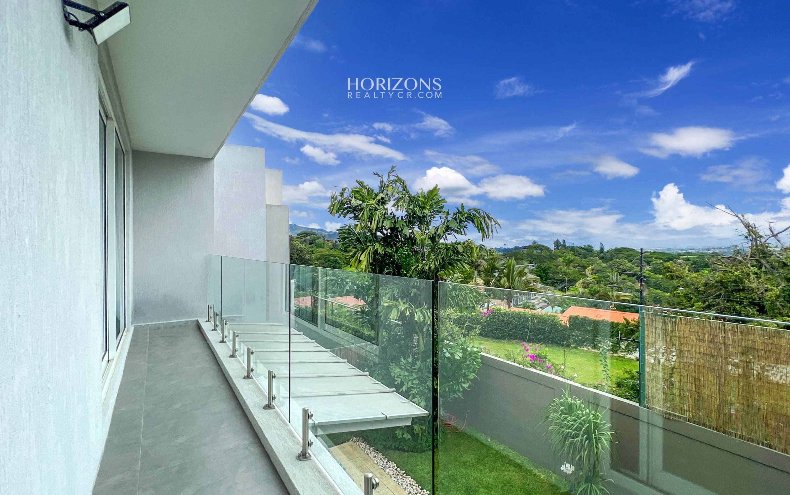 Se Vende Casa en Condominio Guachipelín Escazú 3 Habitaciones Master y Oficina njv256