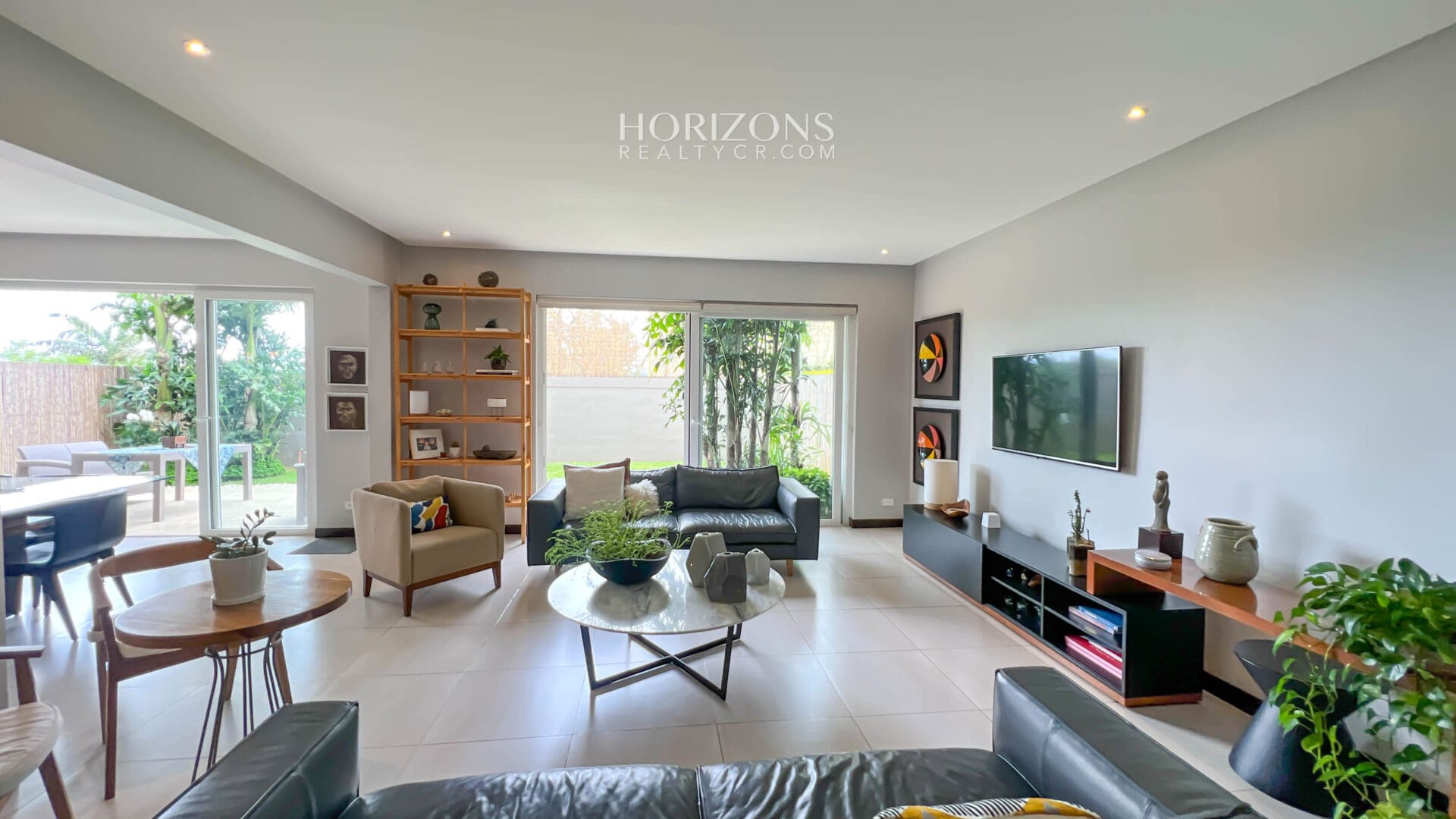 Se Vende Casa en Condominio Guachipelín Escazú 3 Habitaciones Master y Oficina njv256