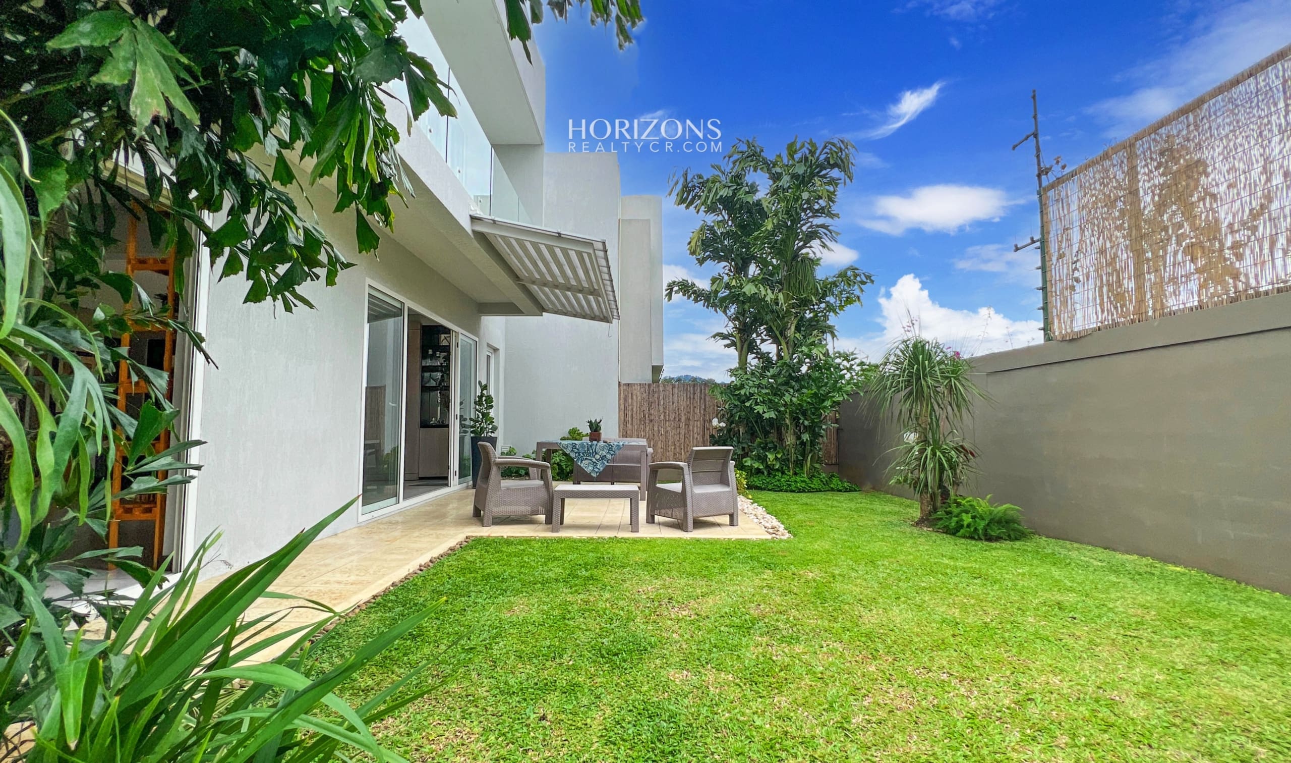 Se Vende Casa en Condominio Guachipelín Escazú 3 Habitaciones Master y Oficina njv256