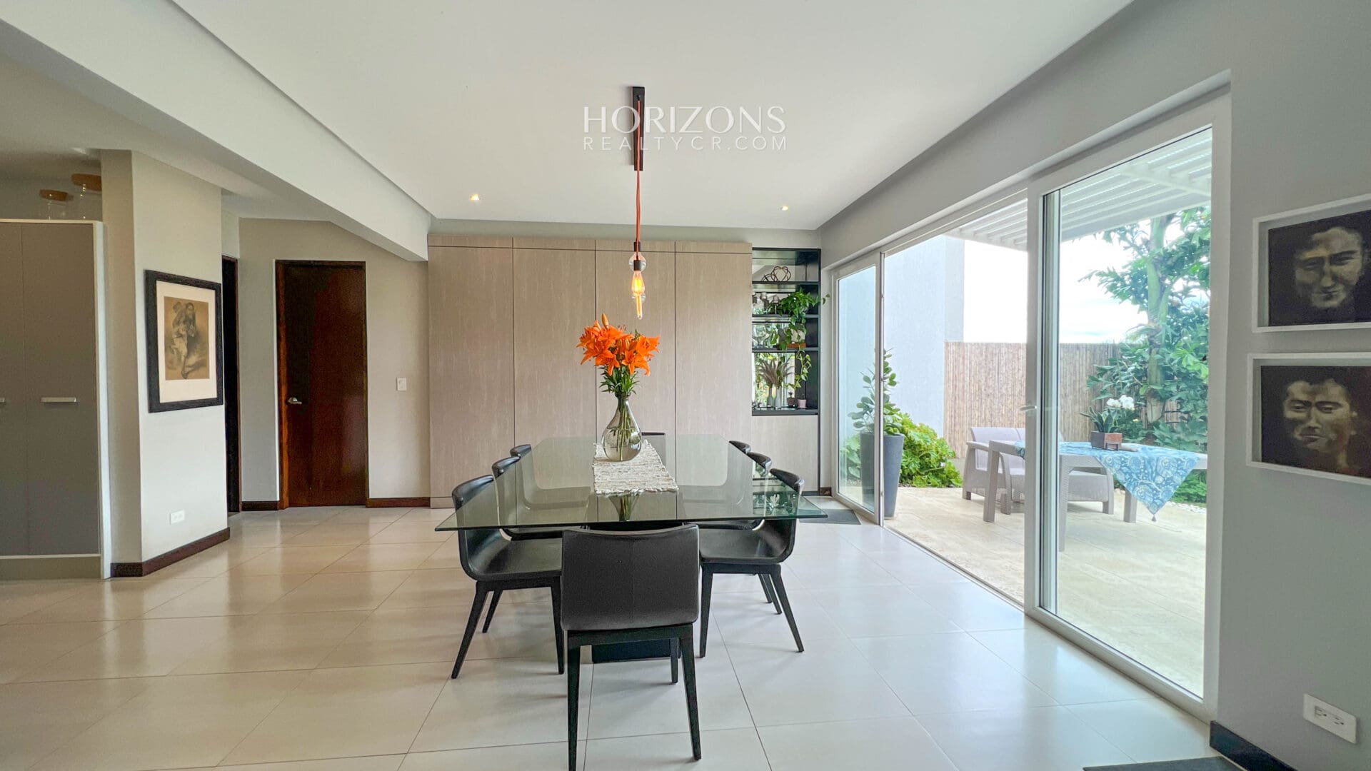 Se Vende Casa en Condominio Guachipelín Escazú 3 Habitaciones Master y Oficina njv256