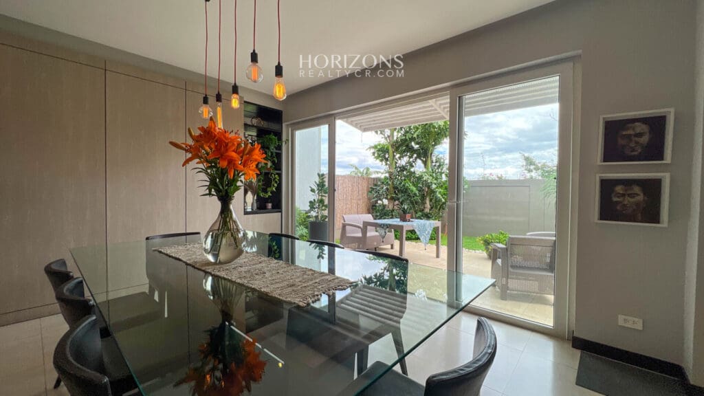 Se Vende Casa en Condominio Guachipelín Escazú 3 Habitaciones Master y Oficina njv256