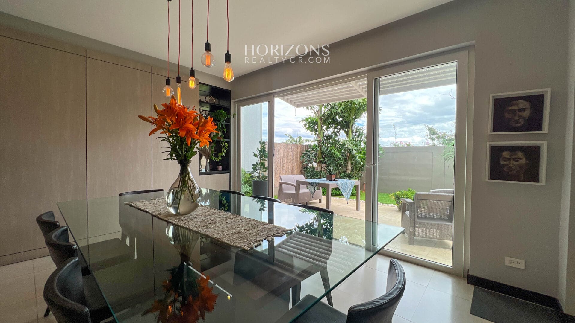 Se Vende Casa en Condominio Guachipelín Escazú 3 Habitaciones Master y Oficina njv256