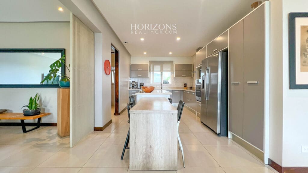 Se Vende Casa en Condominio Guachipelín Escazú 3 Habitaciones Master y Oficina njv256