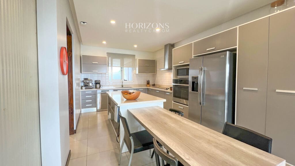 Se Vende Casa en Condominio Guachipelín Escazú 3 Habitaciones Master y Oficina njv256