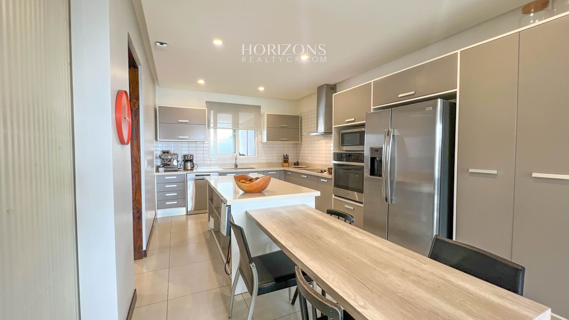 Se Vende Casa en Condominio Guachipelín Escazú 3 Habitaciones Master y Oficina njv256