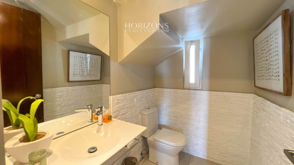 Se Vende Casa en Condominio Guachipelín Escazú 3 Habitaciones Master y Oficina njv256