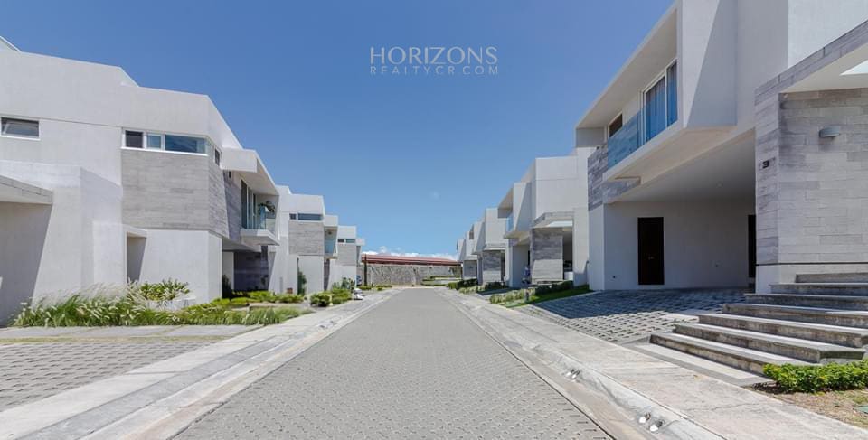 Se Vende Casa en Condominio Guachipelín Escazú 3 Habitaciones Master y Oficina njv256