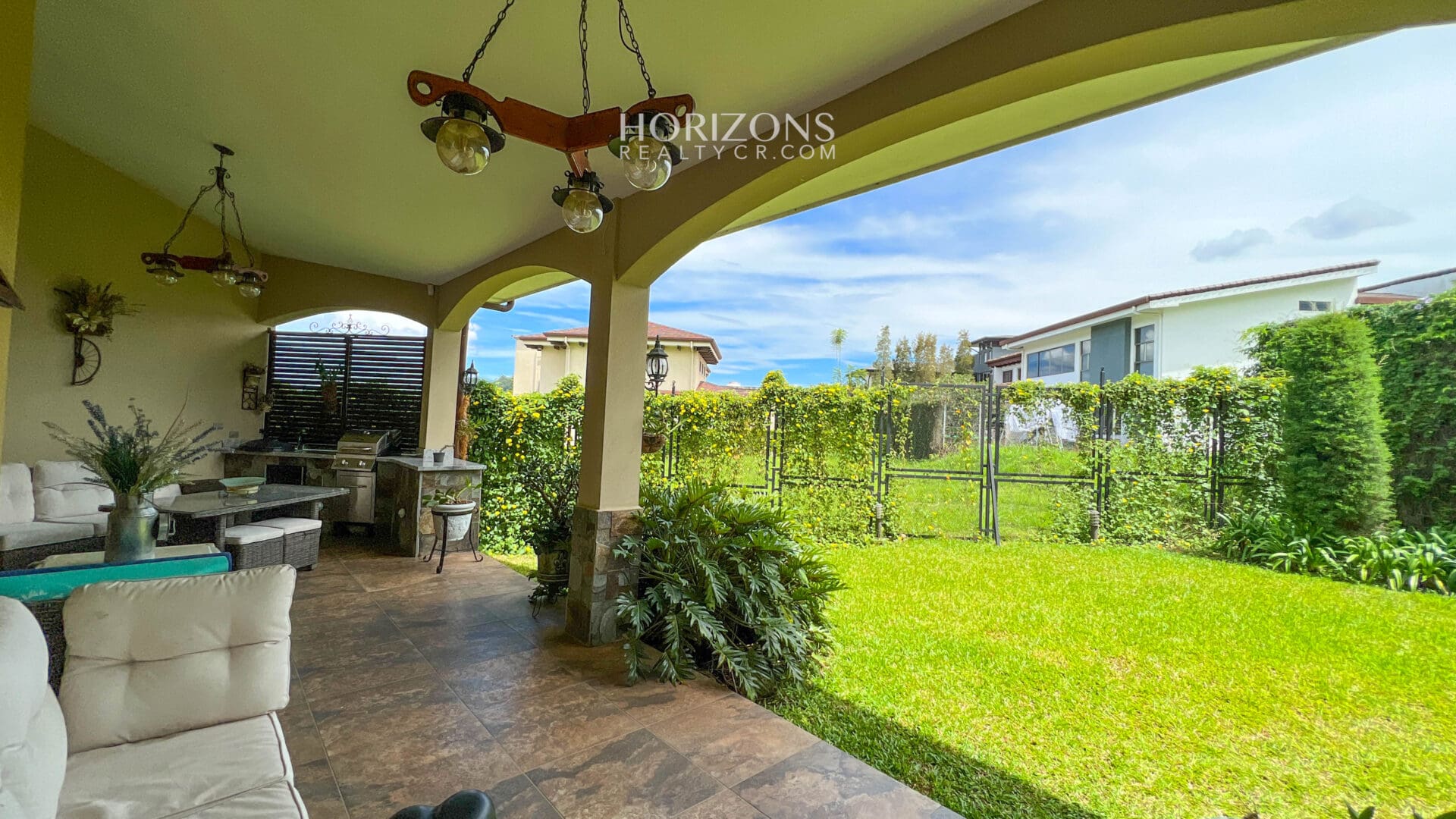 Residencia de Lujo en Venta en Condominio Tierras del Este Curridabat noj981