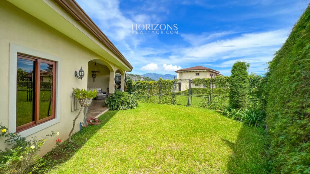 Residencia de Lujo en Venta en Condominio Tierras del Este Curridabat noj981