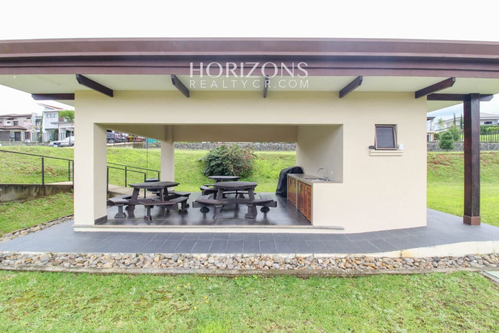 Residencia de Lujo en Venta en Condominio Tierras del Este Curridabat noj981