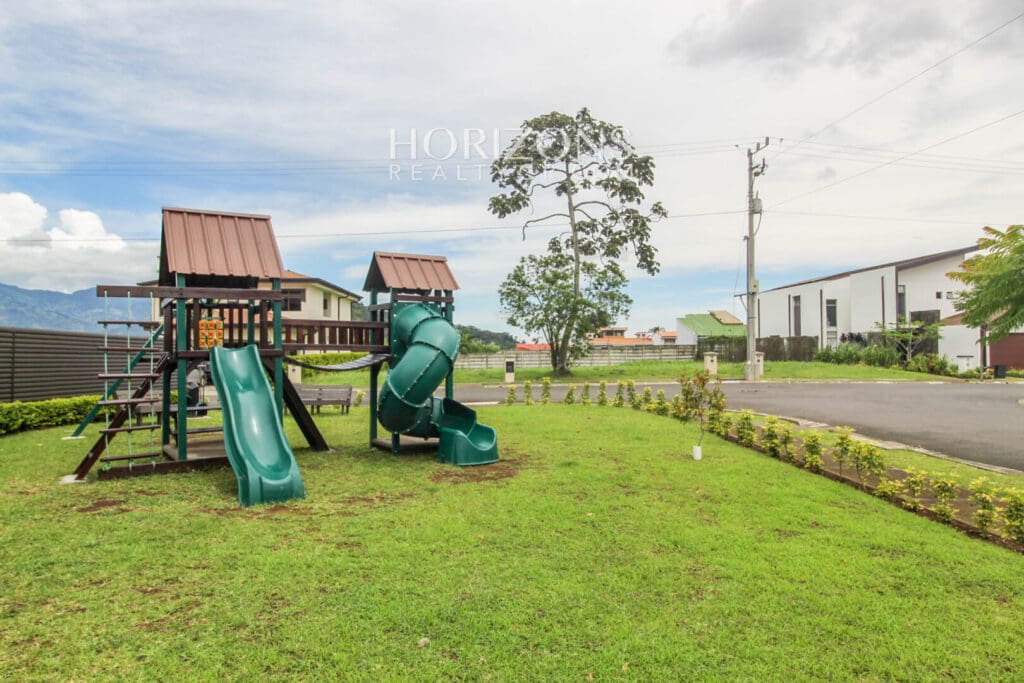 Residencia de Lujo en Venta en Condominio Tierras del Este Curridabat noj981