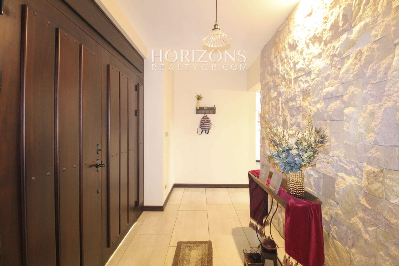Residencia de Lujo en Venta en Condominio Tierras del Este Curridabat noj981