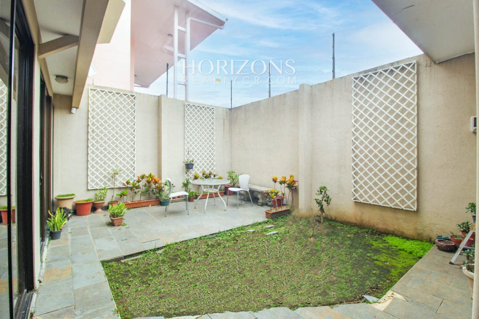 Se Vende Casa Dentro Residencial Tres Rios 4 Habitaciones + Patio noj983