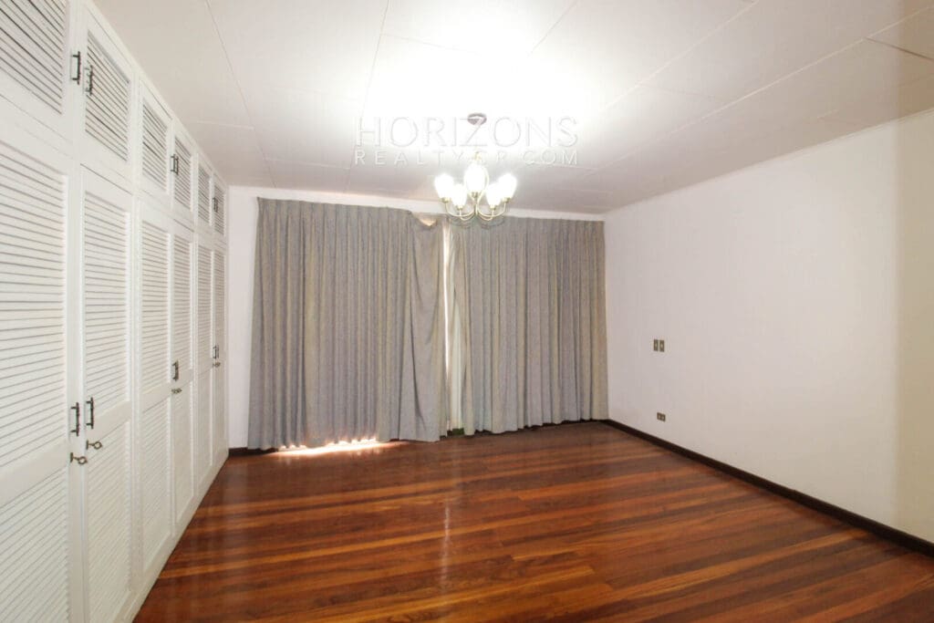 Se Alquila Casa Semi Amueblada En La Sabana 4 Habitaciones + Patio noj986