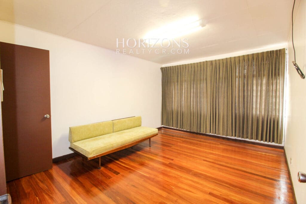 Se Alquila Casa Semi Amueblada En La Sabana 4 Habitaciones + Patio noj986