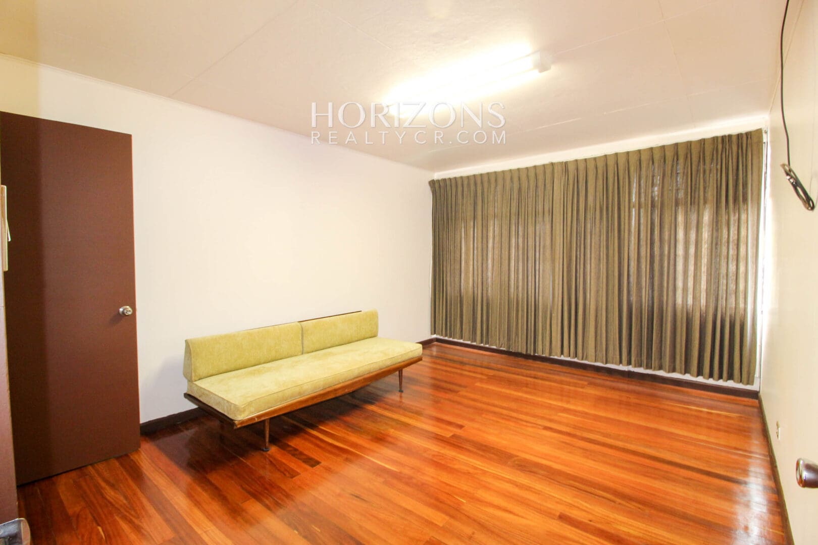 Se Alquila Casa Semi Amueblada En La Sabana 4 Habitaciones + Patio noj986