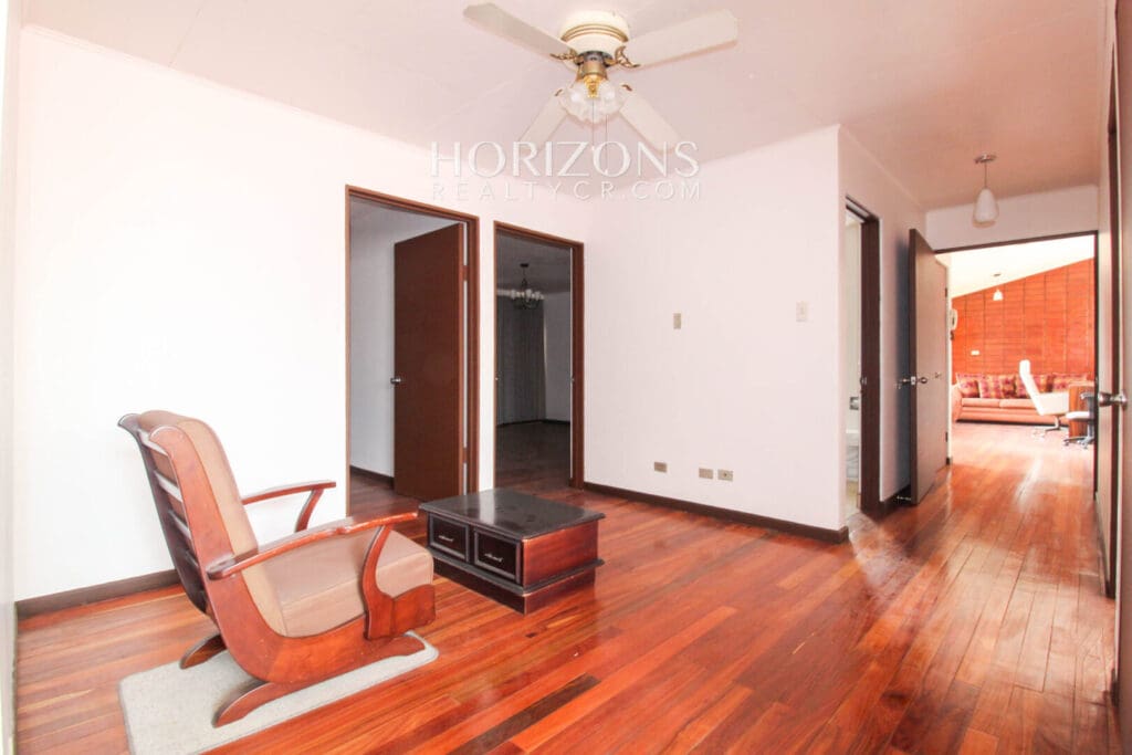Se Alquila Casa Semi Amueblada En La Sabana 4 Habitaciones + Patio noj986