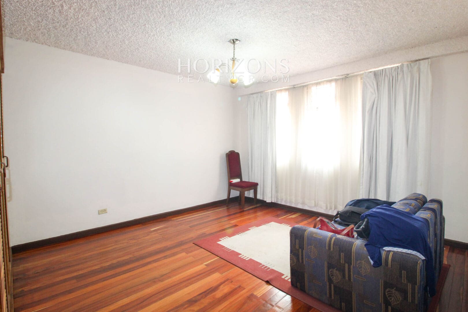 Se Alquila Casa Semi Amueblada En La Sabana 4 Habitaciones + Patio noj986