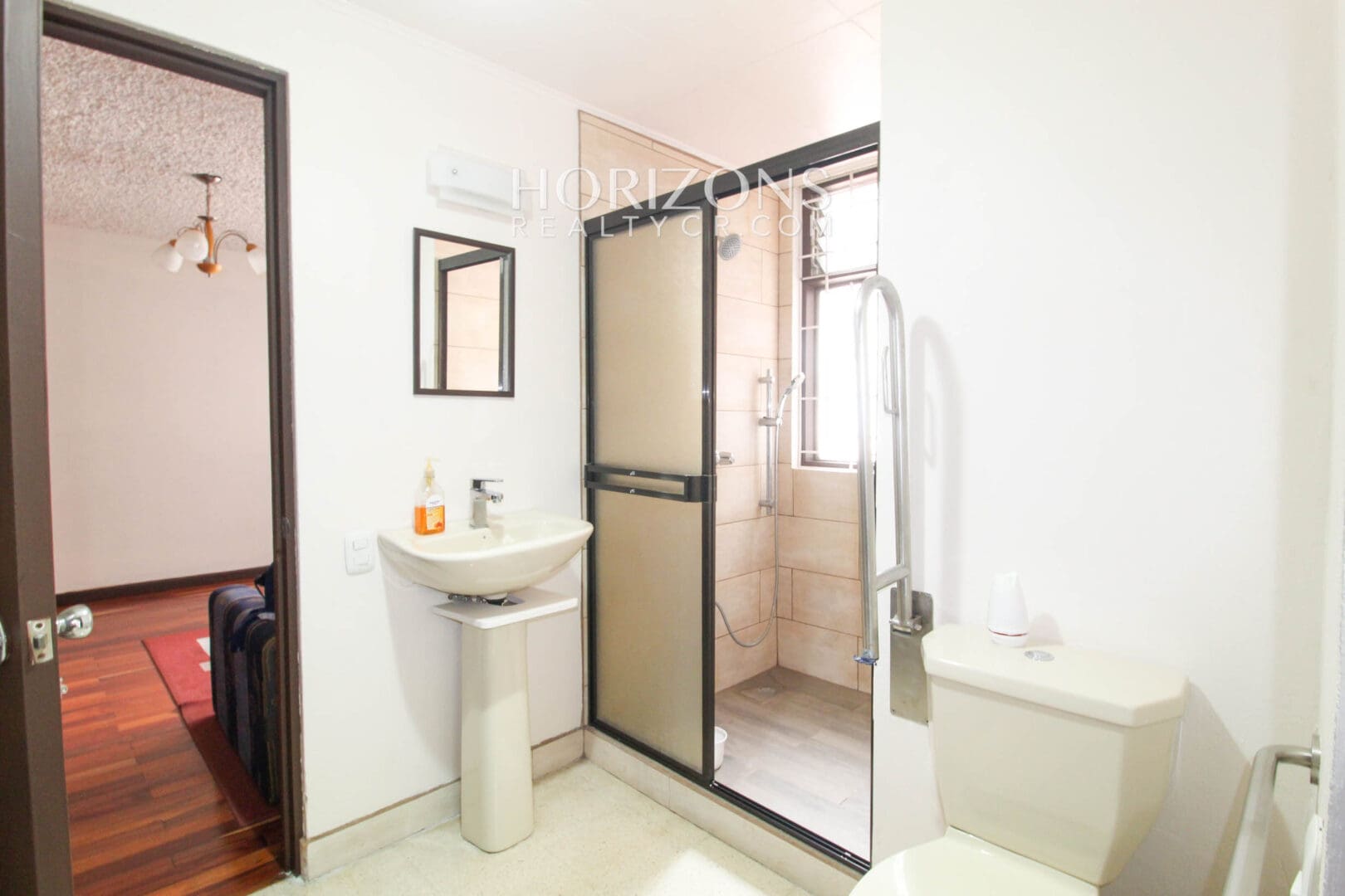 Se Alquila Casa Semi Amueblada En La Sabana 4 Habitaciones + Patio noj986