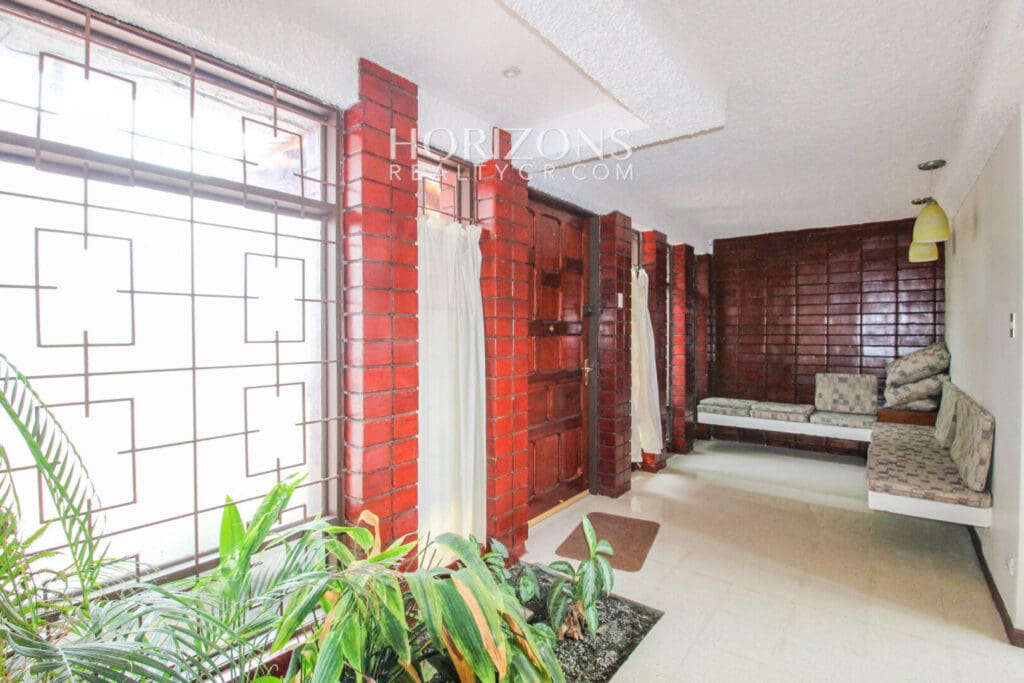 Se Alquila Casa Semi Amueblada En La Sabana 4 Habitaciones + Patio noj986
