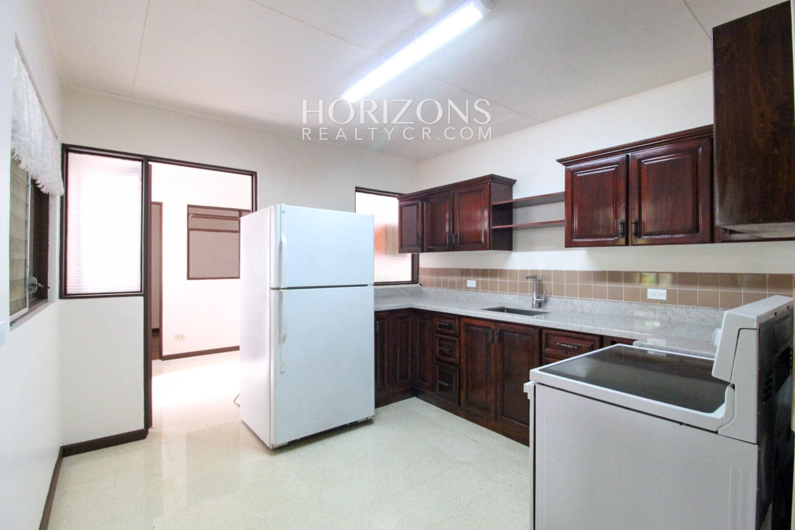 Se Alquila Casa Semi Amueblada En La Sabana 4 Habitaciones + Patio noj986