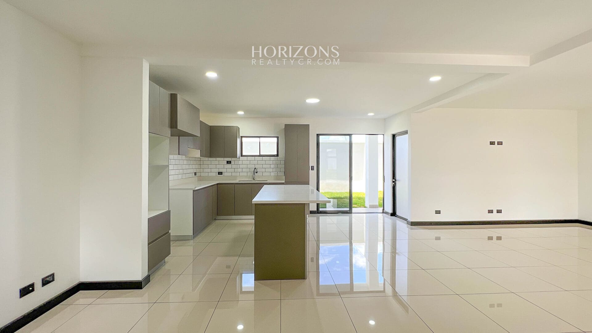 ¡Estrene Casa! Con Hermosas Vistas a las Motañas En Condominio Distrito San Juan  nja1139