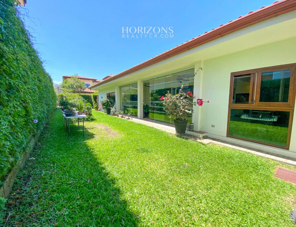¡En Venta! Casa de una Planta en Condominio Bosques del Rio Santa Ana nja1141