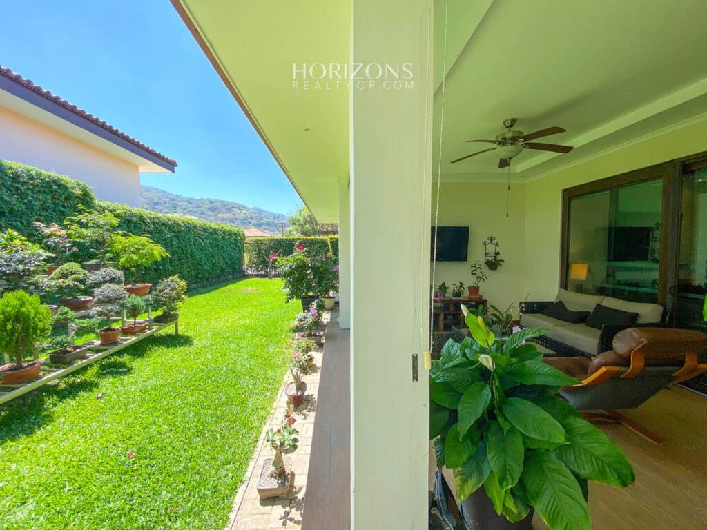 ¡En Venta! Casa de una Planta en Condominio Bosques del Rio Santa Ana nja1141