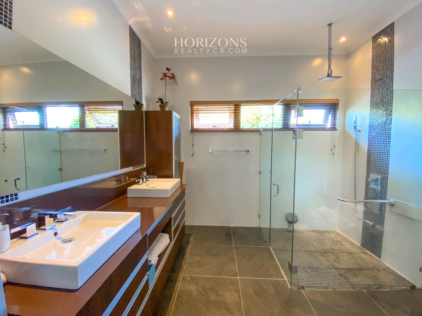 ¡En Venta! Casa de una Planta en Condominio Bosques del Rio Santa Ana nja1141