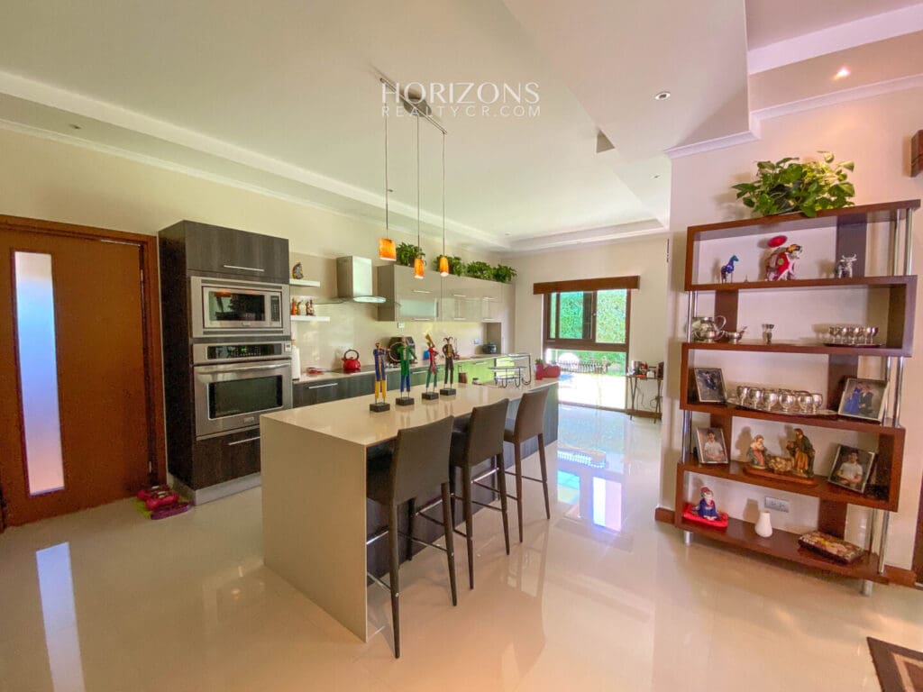 ¡En Venta! Casa de una Planta en Condominio Bosques del Rio Santa Ana nja1141