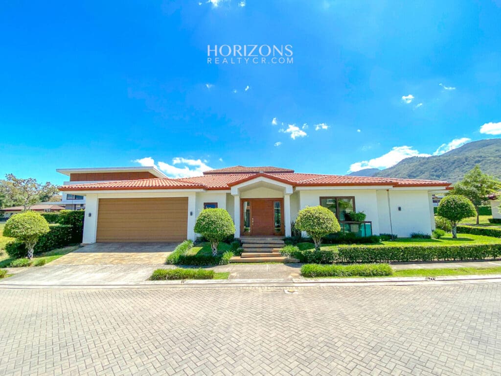 ¡En Venta! Casa De Una Planta En Condominio Bosques Del Rio Santa Ana Nja1141