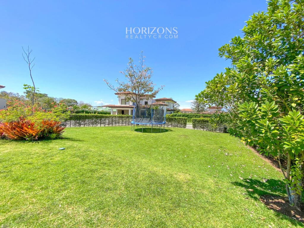 ¡En Venta! Casa de una Planta en Condominio Bosques del Rio Santa Ana nja1141