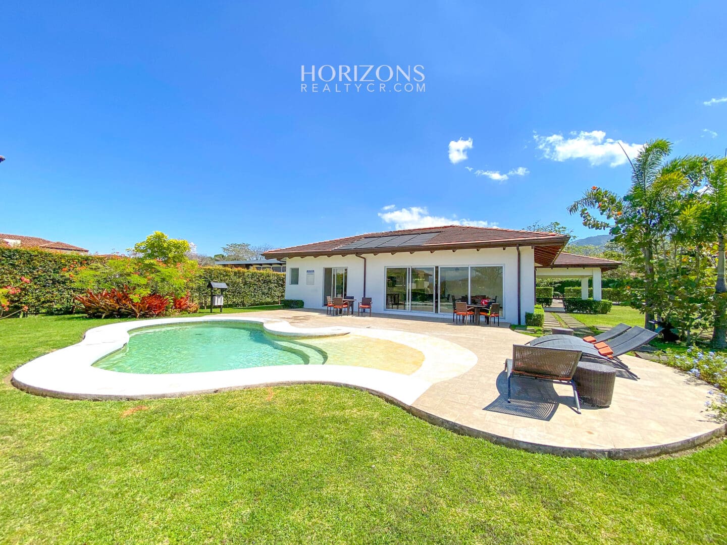 ¡En Venta! Casa de una Planta en Condominio Bosques del Rio Santa Ana nja1141