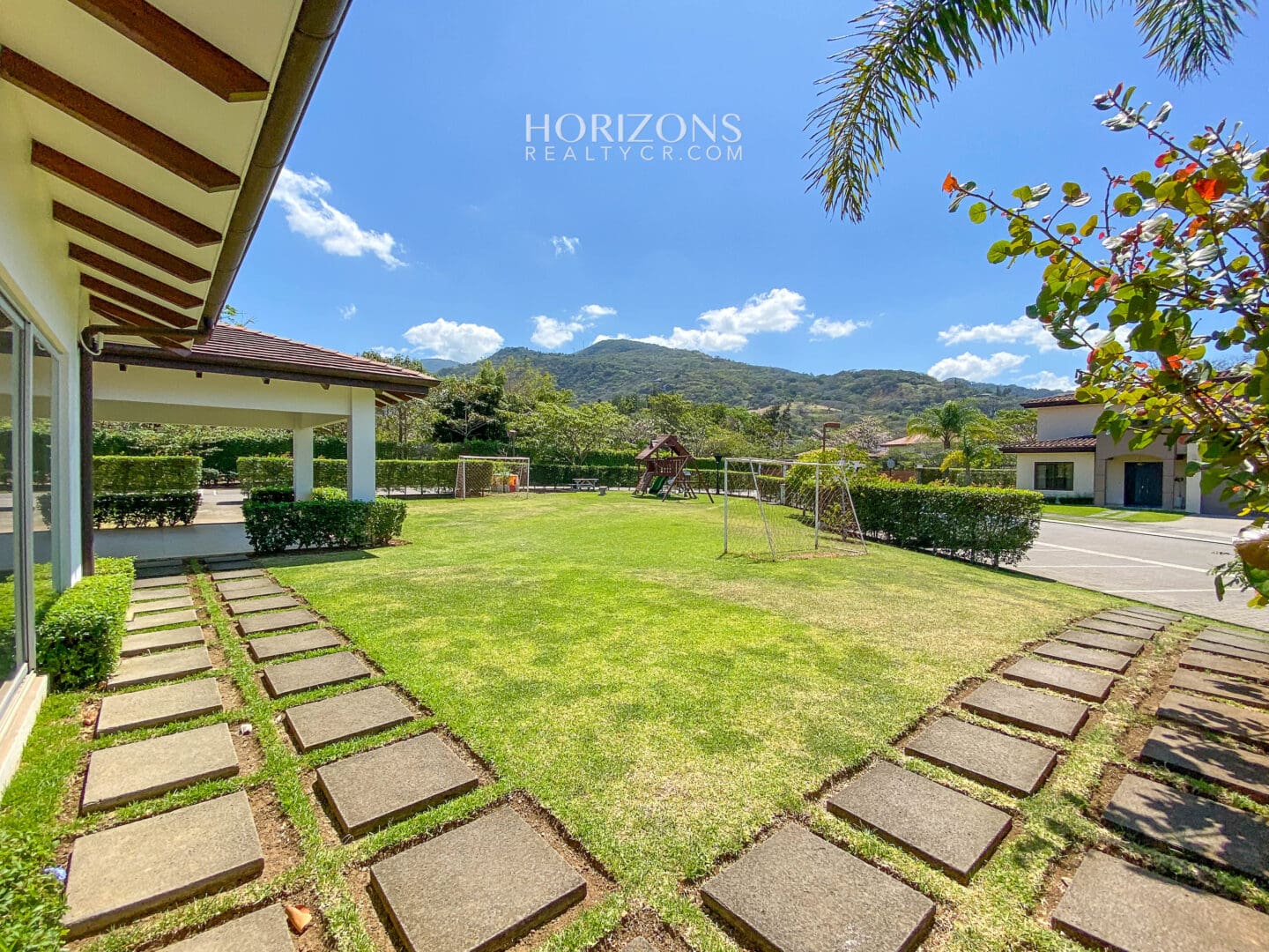 ¡En Venta! Casa de una Planta en Condominio Bosques del Rio Santa Ana nja1141