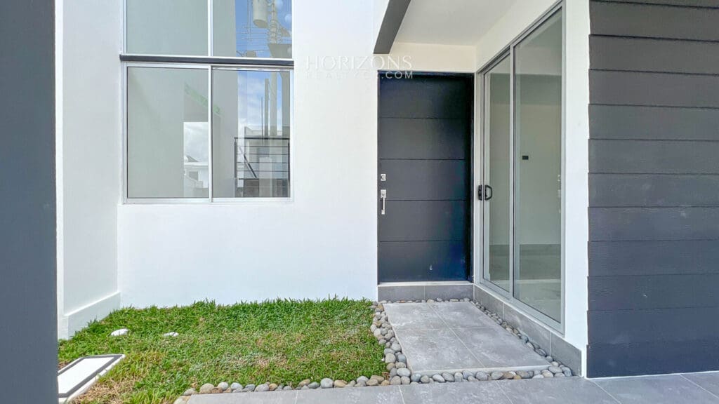 Casa con 4 Habitaciones 1 En Primer Nivel Mas Oficina Condominio Distrito San Juan nja1312