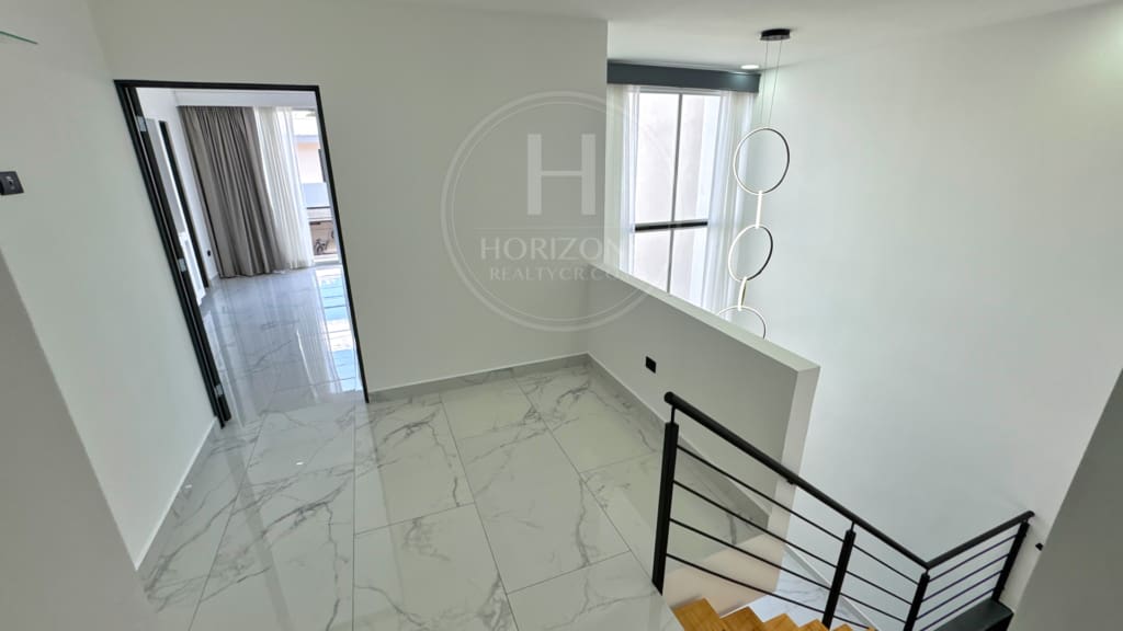 Casa con 4 Habitaciones 1 En Primer Nivel Mas Oficina Condominio Distrito San Juan nja1312