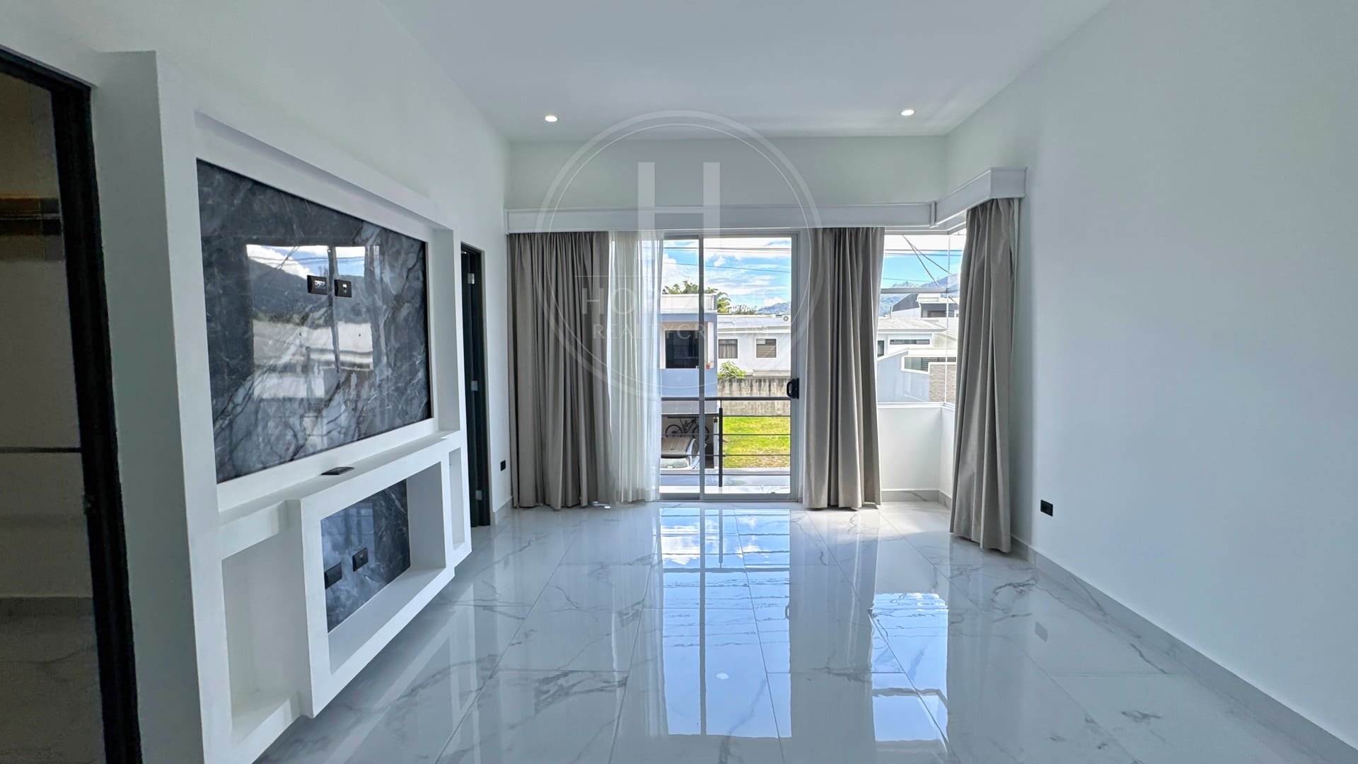 Casa con 4 Habitaciones 1 En Primer Nivel Mas Oficina Condominio Distrito San Juan nja1312