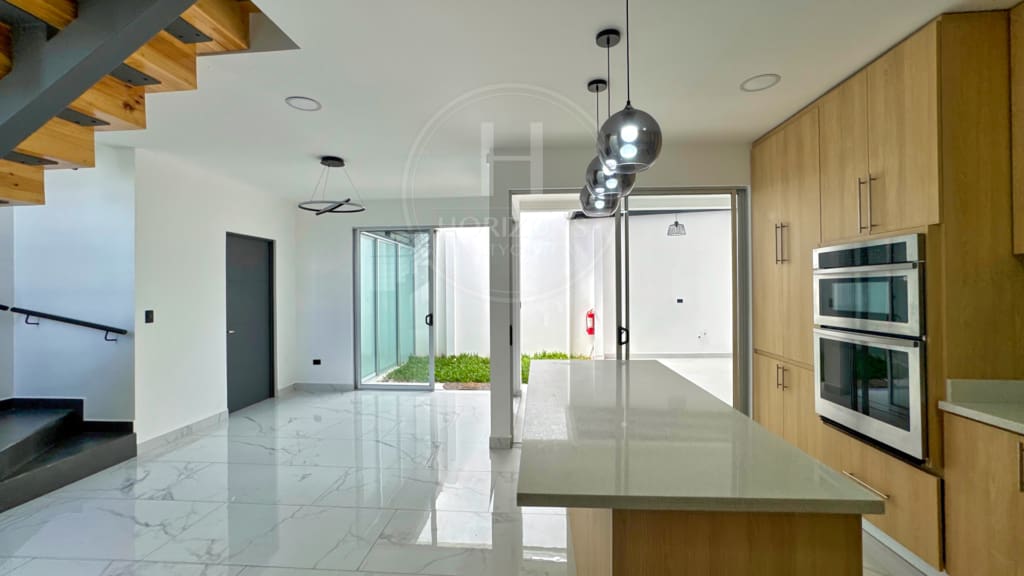 Casa con 4 Habitaciones 1 En Primer Nivel Mas Oficina Condominio Distrito San Juan nja1312