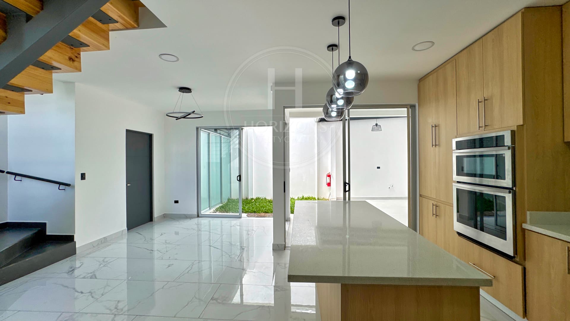 Casa con 4 Habitaciones 1 En Primer Nivel Mas Oficina Condominio Distrito San Juan nja1312