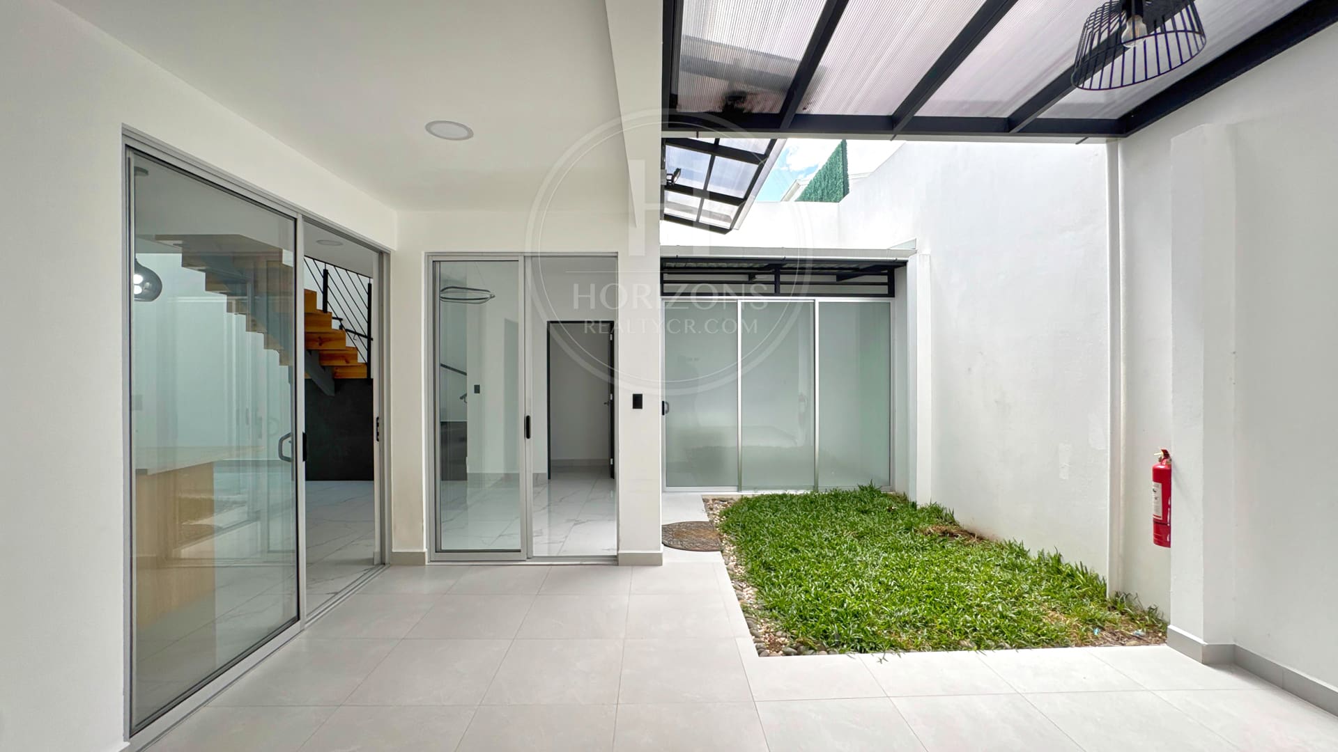 Casa con 4 Habitaciones 1 En Primer Nivel Mas Oficina Condominio Distrito San Juan nja1312
