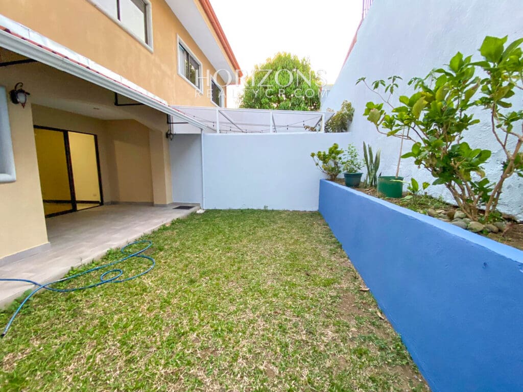 Se Alquila Casa Con Patio En Curridabat 3 Habitaciones + Sala Tv Noj992