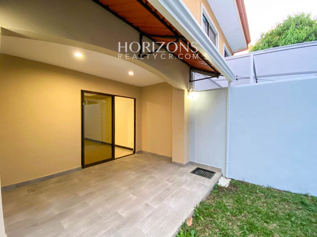 Se Alquila Casa Con Patio En Curridabat 3 Habitaciones + Sala tv noj992