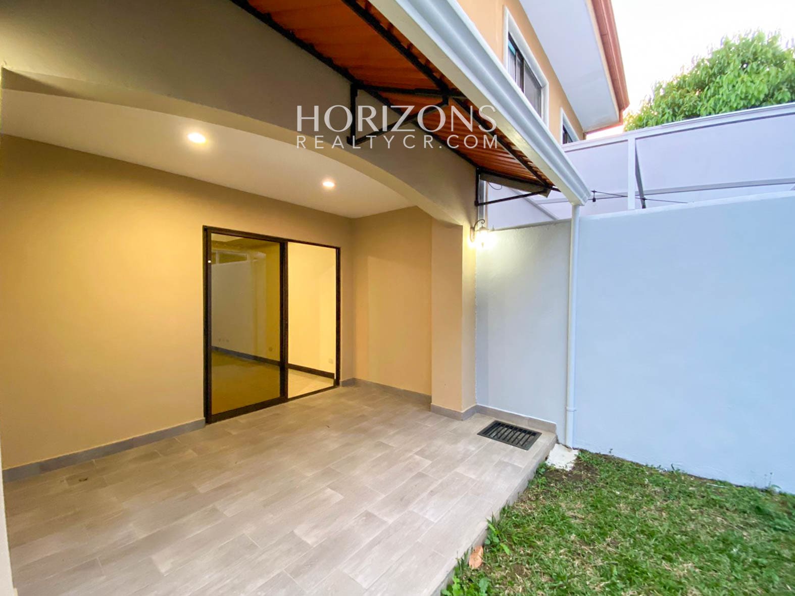 Se Alquila Casa Con Patio En Curridabat 3 Habitaciones + Sala tv noj992