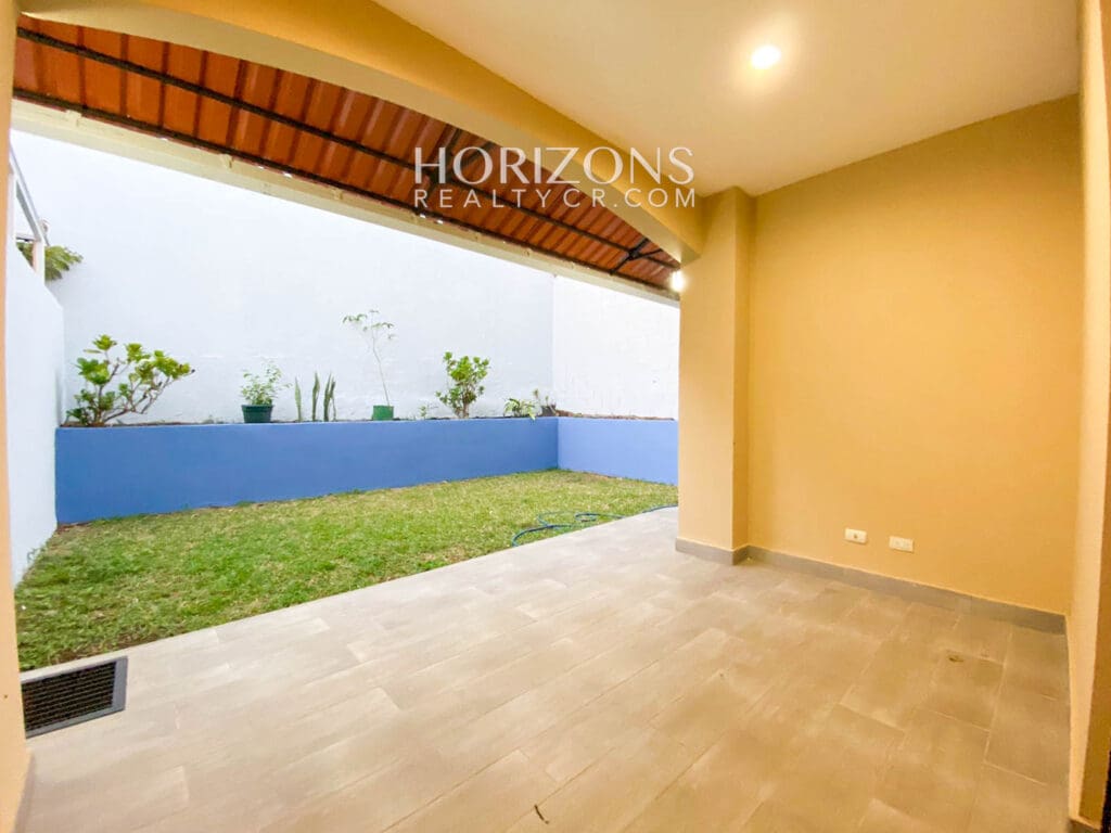 Se Alquila Casa Con Patio En Curridabat 3 Habitaciones + Sala tv noj992