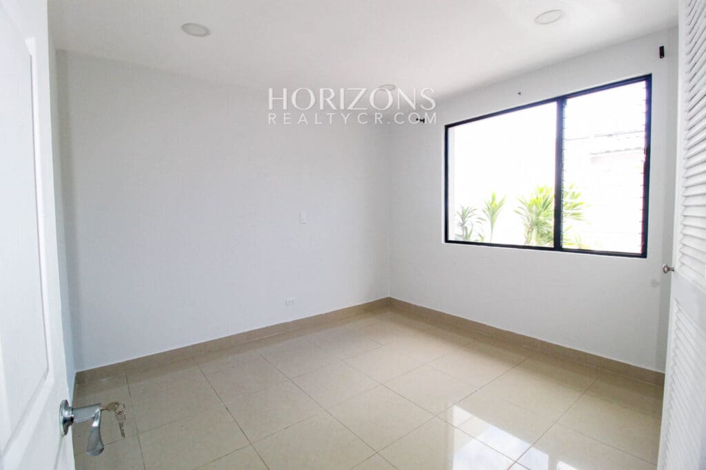 Se Alquila Casa En Curridabat 3 Habitaciones + 4 Estacionamientos noj995